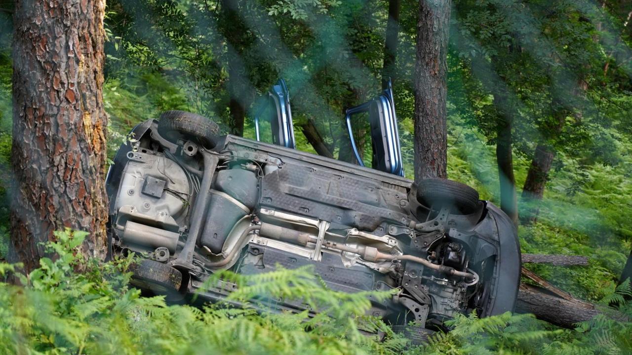 L'auto finita nella scarpata (foto Franco Silvi)