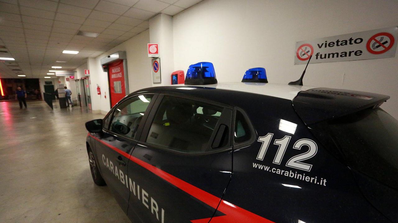 Prende a martellate la porta del pronto soccorso, denunciato