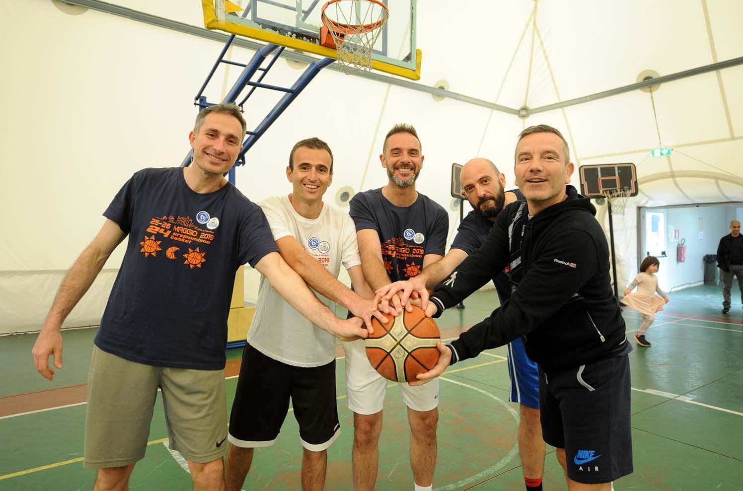 Una delle squadre che ha partecipato alla 24 ore di basket (foto Paolo Barlettani)