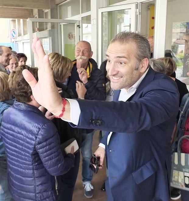 Massimiliano Ghimenti festeggia la rielezione a sindaco (foto Muzzi)