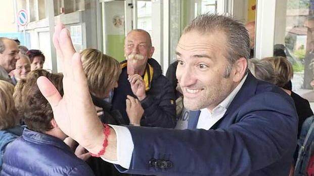 Massimiliano Ghimenti festeggia la rielezione a sindaco (foto Muzzi)