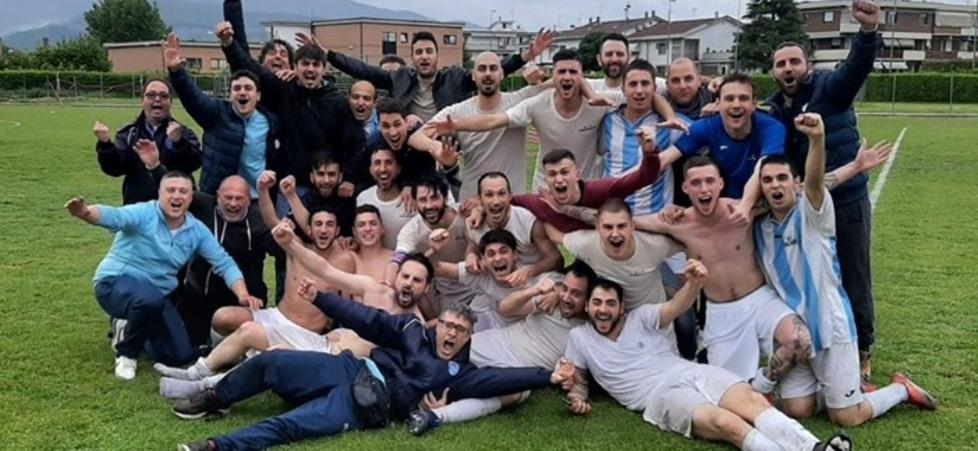 L'esultanza della Casa del popolo Spazzavento promossa in Seconda Categoria al termine dei playoff