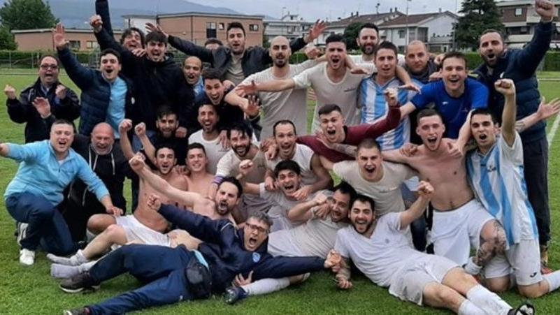 L'esultanza della Casa del popolo Spazzavento promossa in Seconda Categoria al termine dei playoff