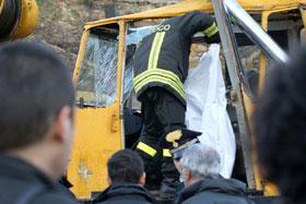 Schiacciato dentro la cabina della gru