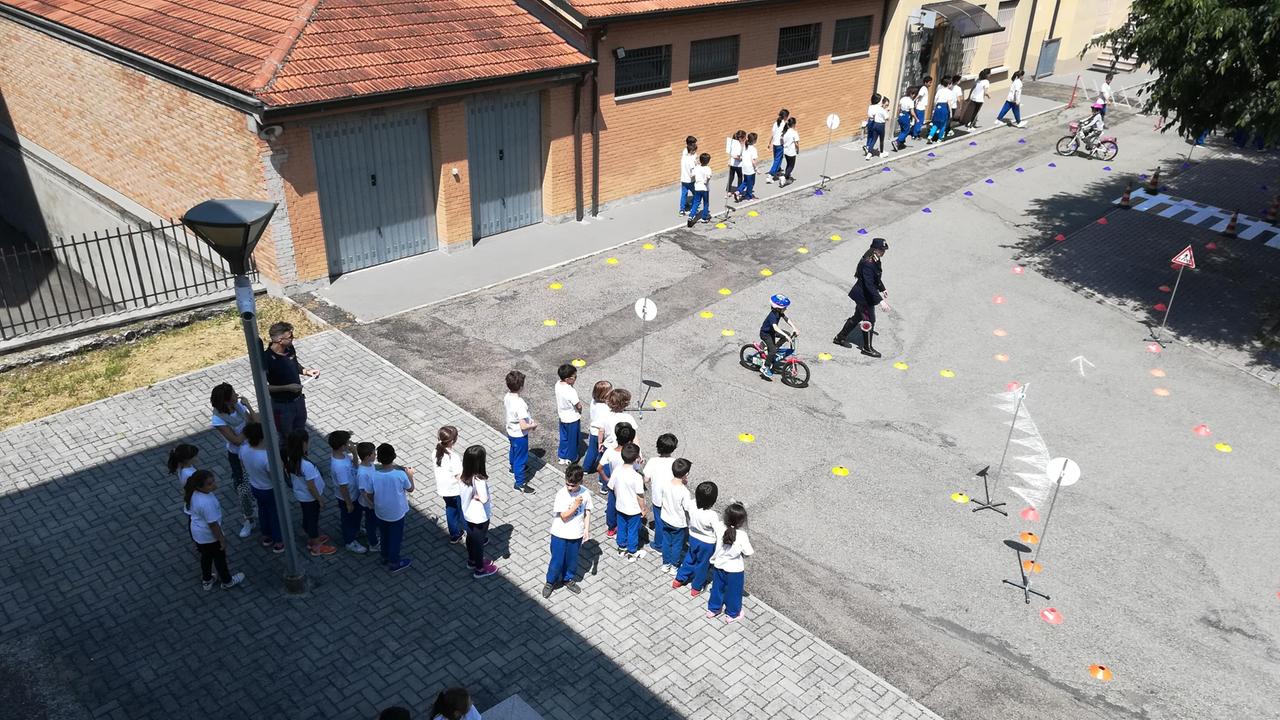I bambini delle "Figlie di Gesù" a lezione nel comando della polizia stradale