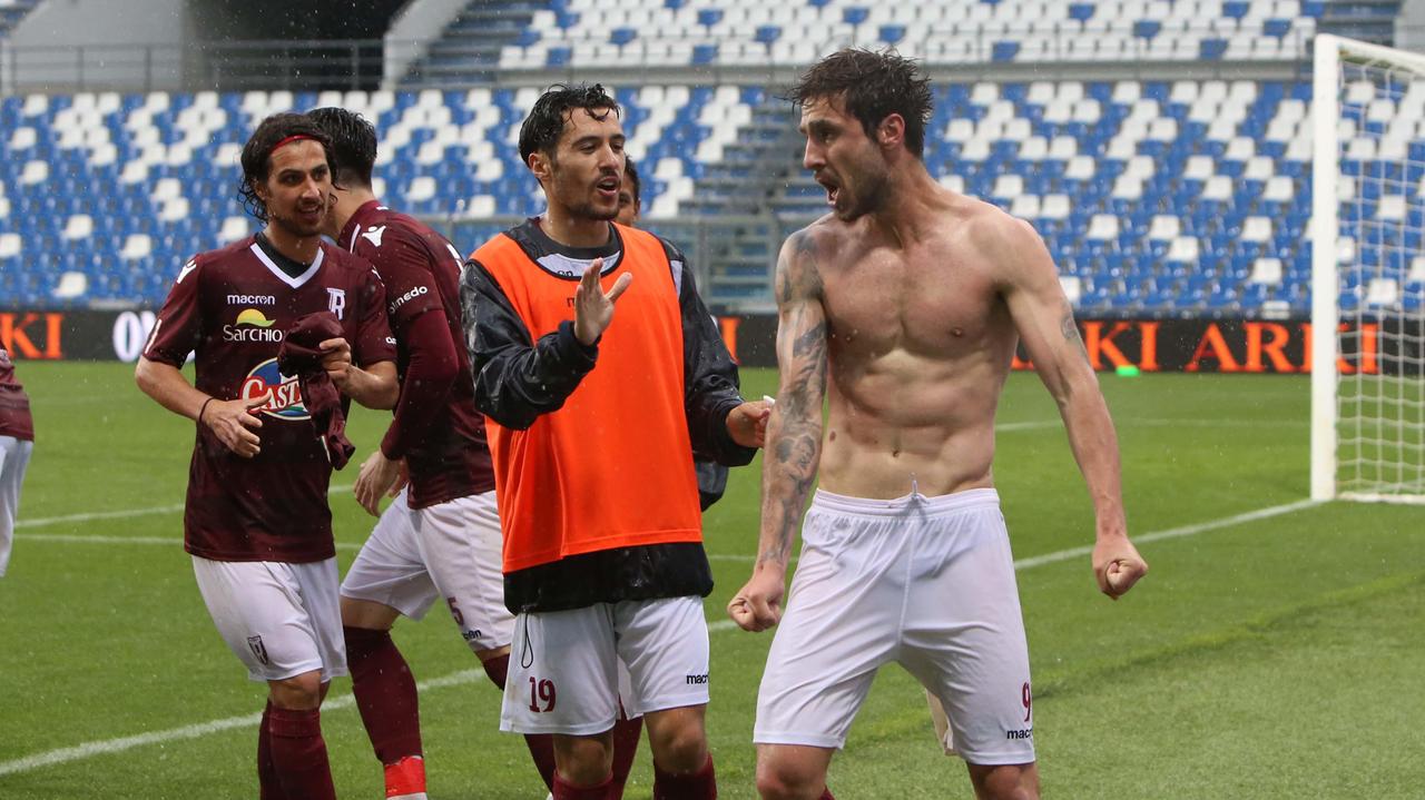 Luca Zamparo a torso nudo festeggiato dai compagni dopo uno dei suoi 24 gol in granata