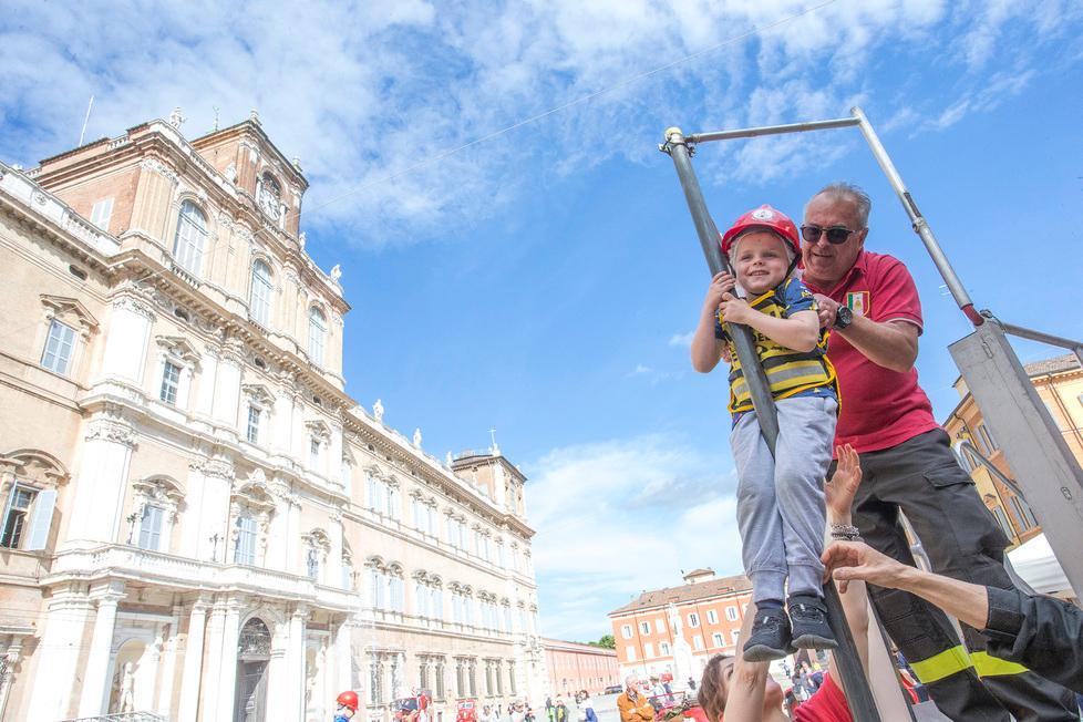 Modena, festa in piazza Roma per il compleanno dei Vigili del fuoco