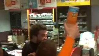 Un frame dal video di girato da Matteo Nocchi all’autogrill e presto diventato virale