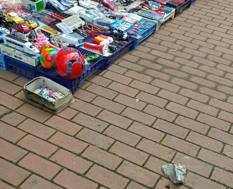Sasso contro la merce di un ambulante, donna rischia di esser colpita 