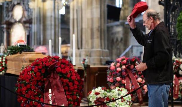 Tutto il mondo spegne i motori In duemila per l’addio a Lauda 