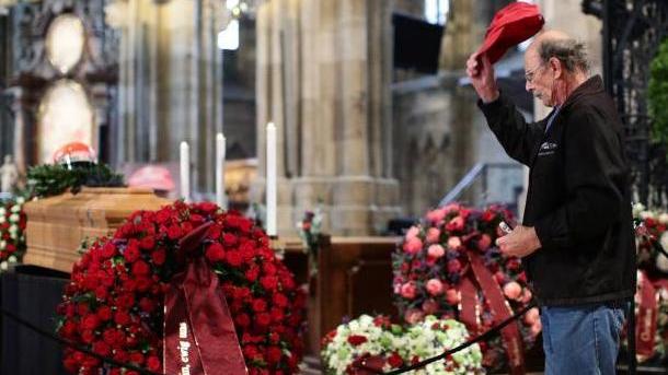 Tutto il mondo spegne i motori In duemila per l’addio a Lauda