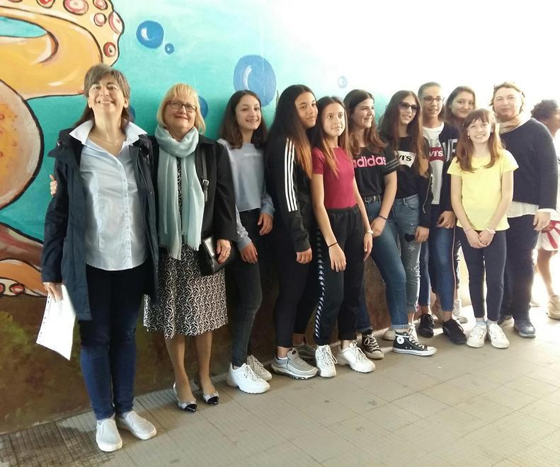 Aria di mare nel sottopasso con il murale di 8 studentesse 