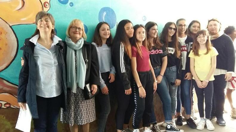 Aria di mare nel sottopasso con il murale di 8 studentesse
