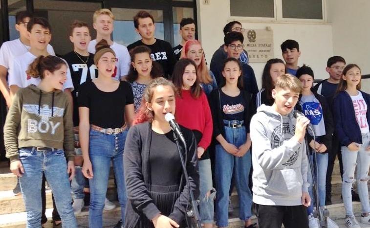 Esordio alla cantina Petra Coro gospel e orchestra degli studenti delle medie 
