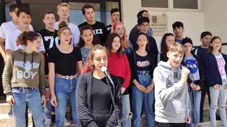 Esordio alla cantina Petra Coro gospel e orchestra degli studenti delle medie