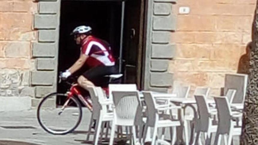 «Agenti controllino il divieto di andare in bici per il corso»