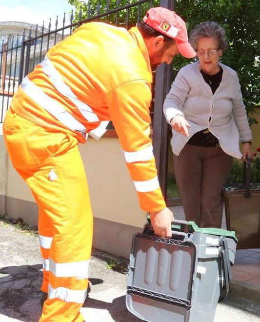 Raccolta di rifiuti porta a porta, aumentano i ritiri dell’umido 