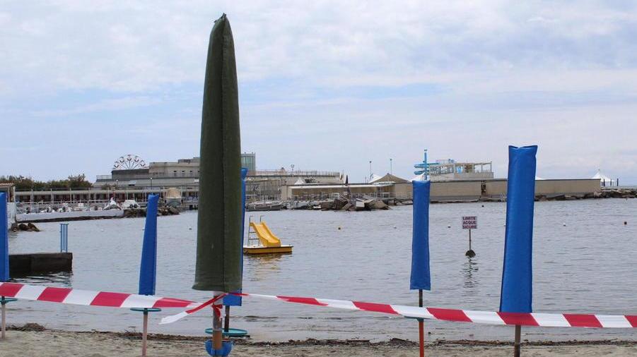 Sversamento di gasolio Rimossa la chiazza dai Bagni Nettuno