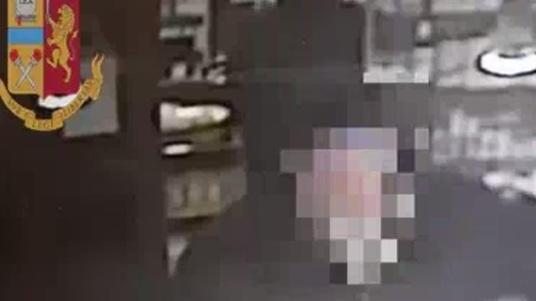 Rapina due farmacie ma lascia una sua impronta: arrestato