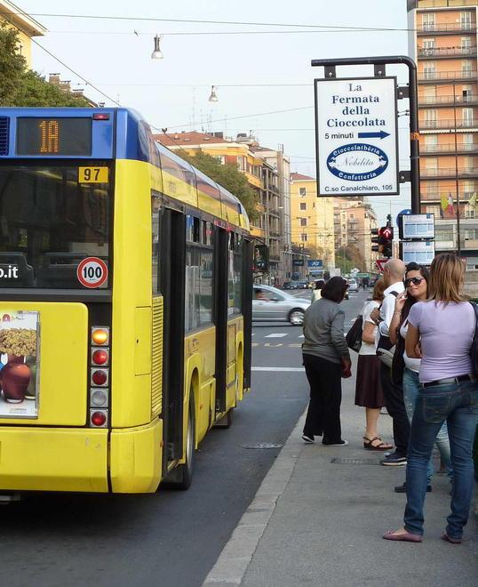 Coltellate alla fermata del bus: patteggia 8 mesi
