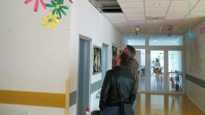 Cadono i pannelli dal soffitto L’asilo chiuso per precauzione