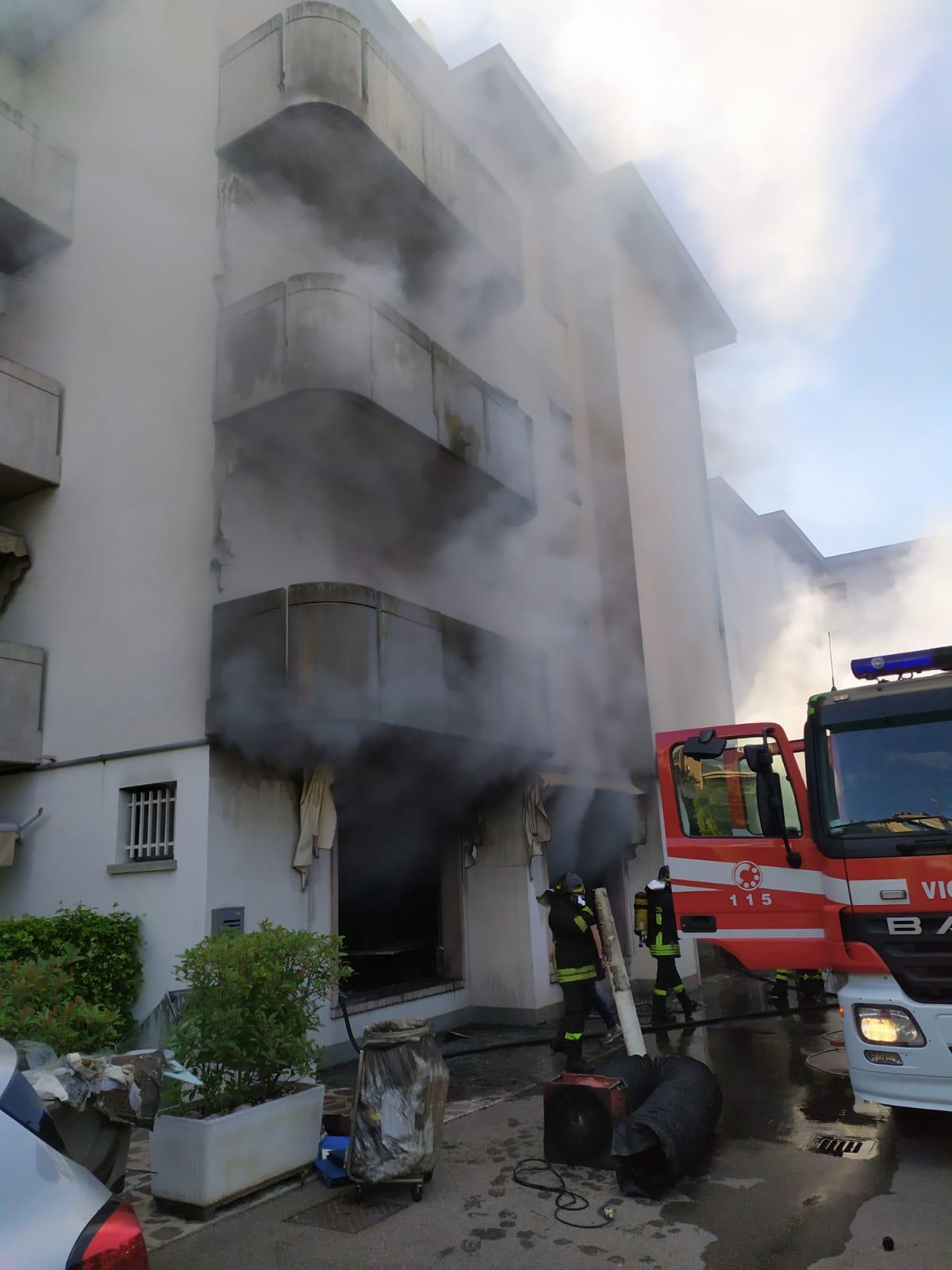 Carpi, a fuoco un laboratorio maglieria. Intossicate alcune persone