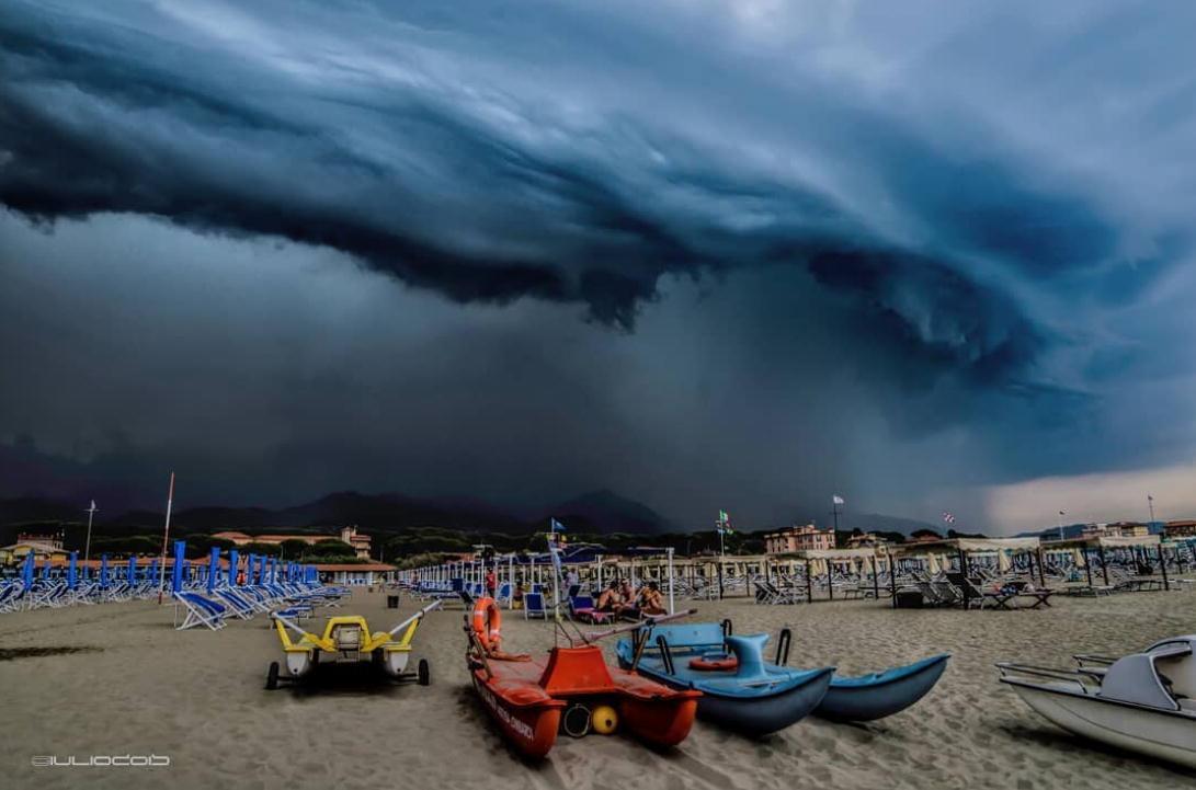 La foto di uno stabilimento balneare della Versilia di Giulio Maggi. La pubblichiamo per gentile concessione dell'autore, fotografo e artista versiliese famoso per i suoi scatti "a caccia" di fulmini