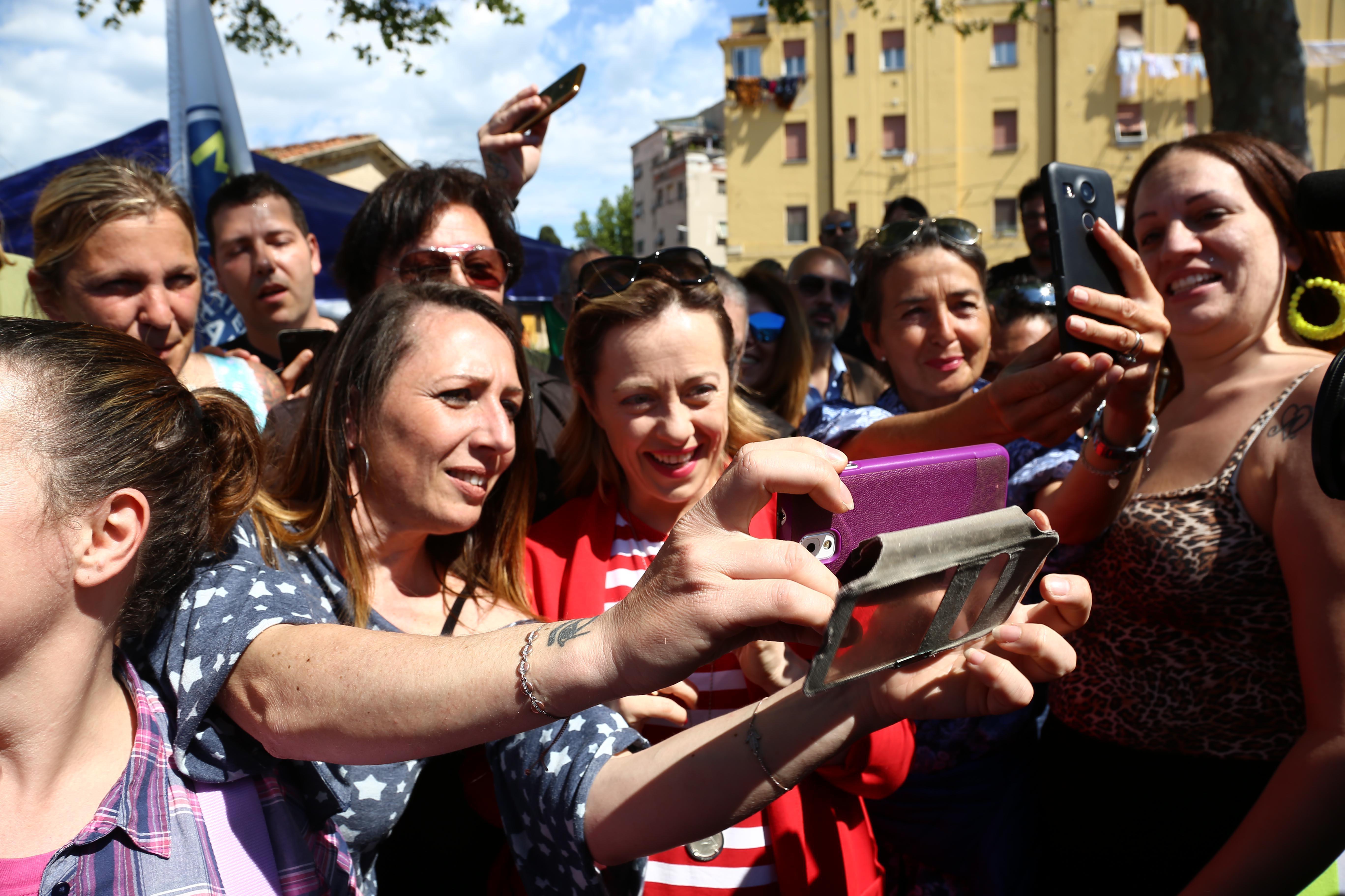Alcune donne chiedono i selfie a Giorgia Meloni in piazza alla Guglia