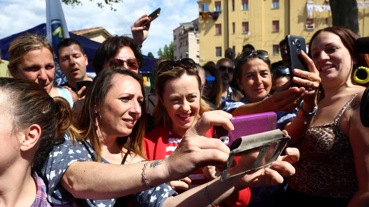 Alcune donne chiedono i selfie a Giorgia Meloni in piazza alla Guglia