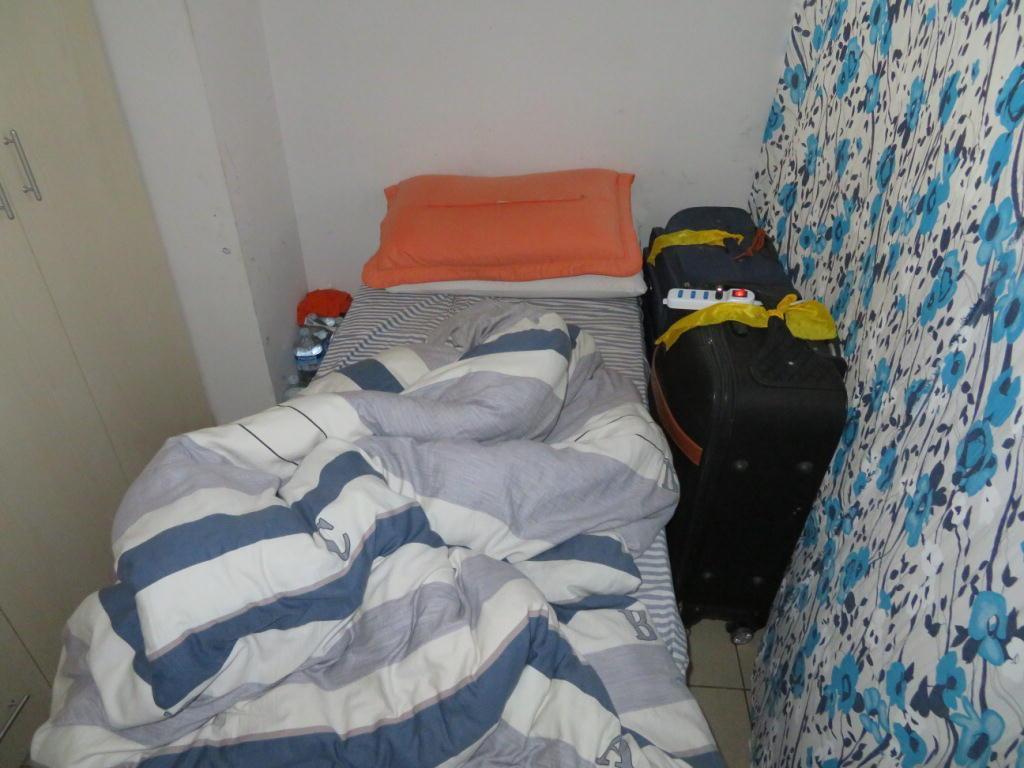 Un dormitorio ricavato in uno spazio strettissimo