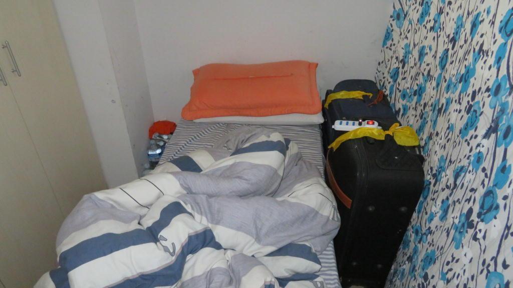 Un dormitorio ricavato in uno spazio strettissimo