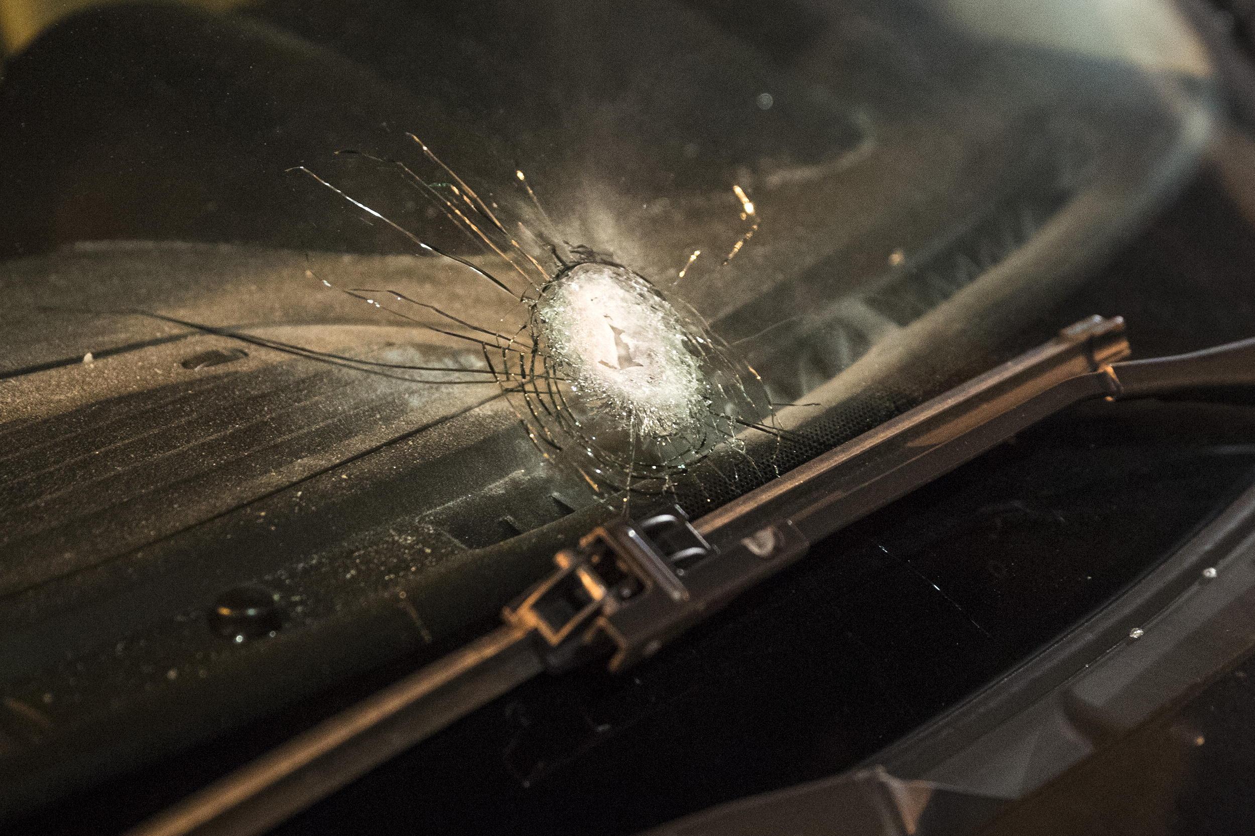 Il foro di proiettile nel parabrezza dell'auto durante la rapina di Pieve a Nievole