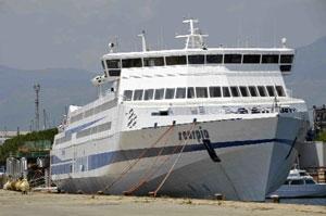 La nave della Tirrenia in disarmo nel porto di Arbatax