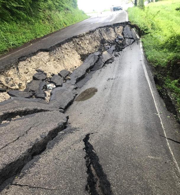 Frana sulla provinciale 9, cede la scarpata di valle 
