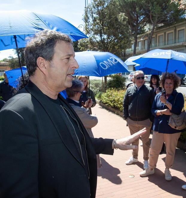 Andrea Bonvicini durante la protesta degli ombrellini azzurri (Foto Nucci)