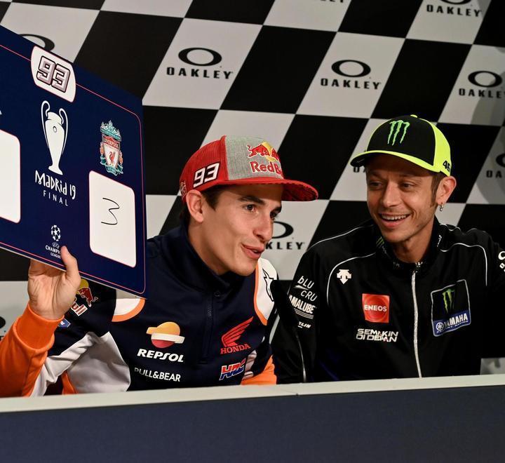 Marquez raffreddato ma Rossi ci scherza: «Tutta strategia...» 