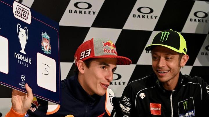 Marquez raffreddato ma Rossi ci scherza: «Tutta strategia...»