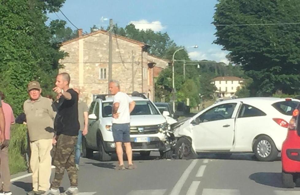 Scontro tra auto sulla Sottomonte