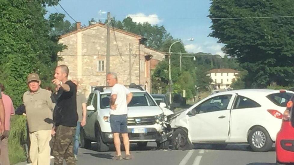 Scontro tra auto sulla Sottomonte