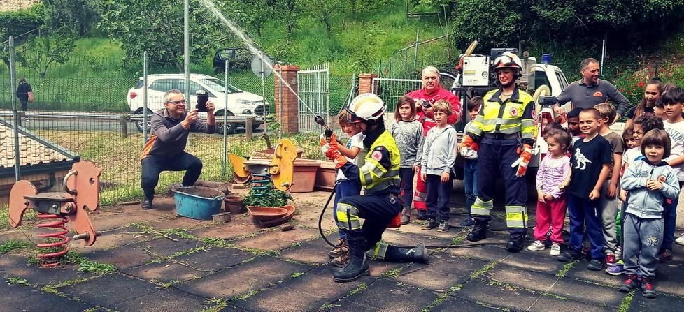 Un incontro coi bambini per spiegare cosa fare in caso d’incendio 