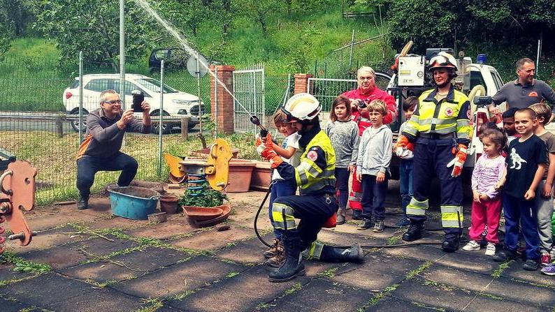 Un incontro coi bambini per spiegare cosa fare in caso d’incendio