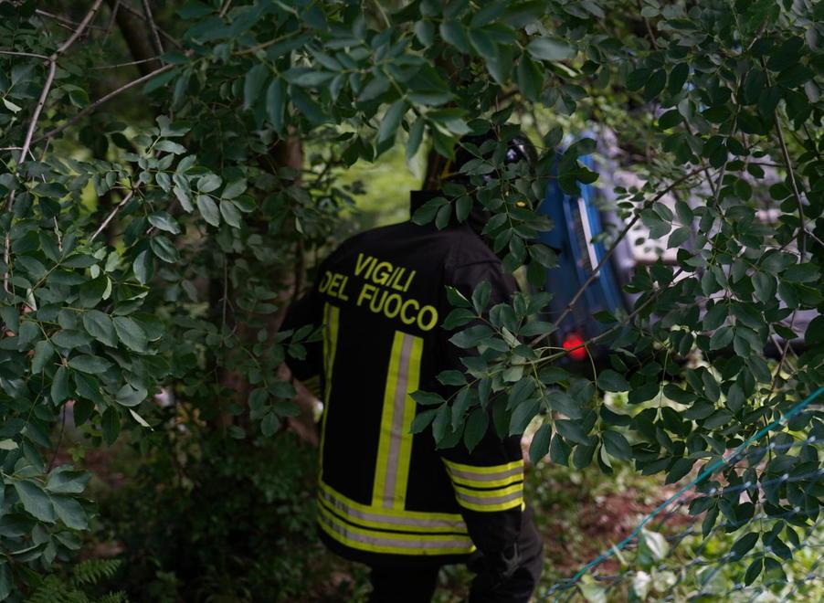 Vola nella scarpata con la sua auto Lo trovano morto dopo un’intera notte 