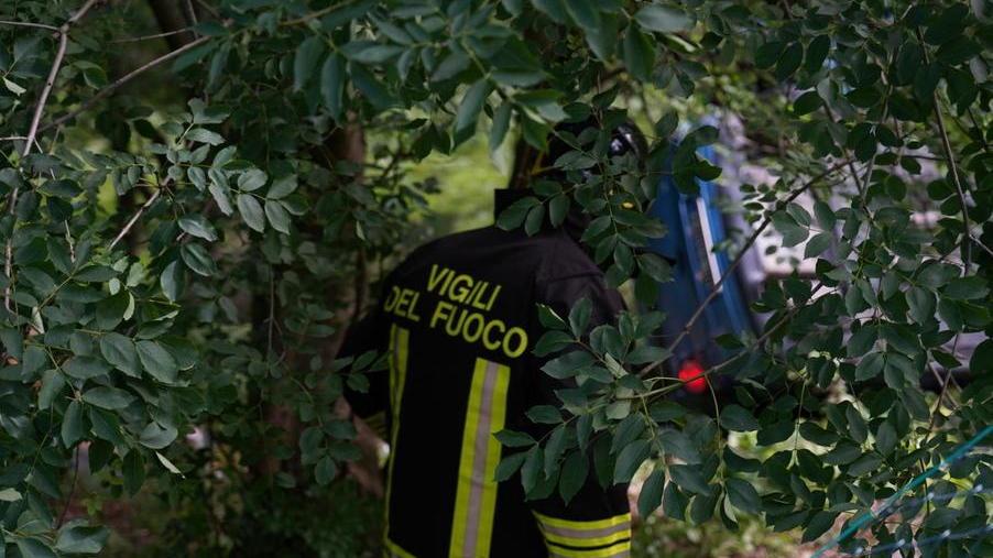 Vola nella scarpata con la sua auto Lo trovano morto dopo un’intera notte