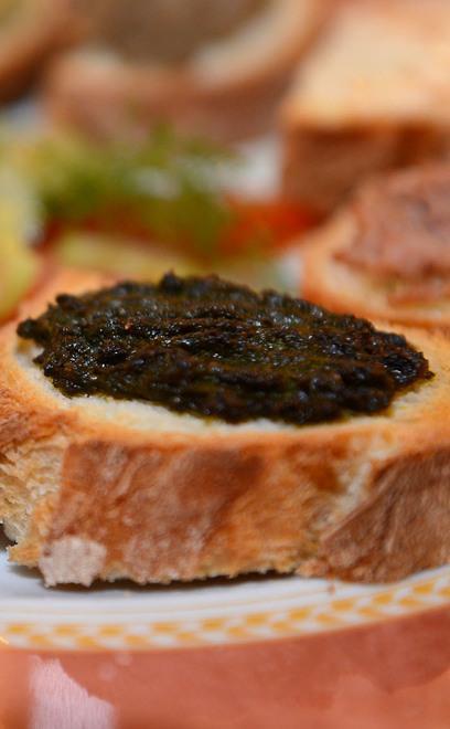 L’Abruzzo a tavola con arrosticini e bruschette farcite 