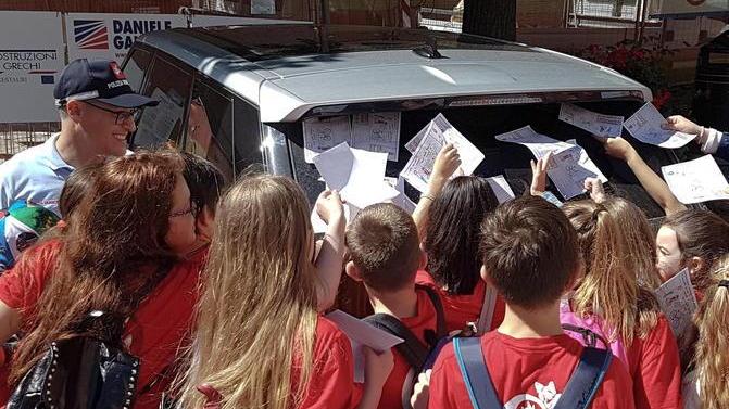 I baby vigili "multano" un'auto parcheggiata in divieto di sosta (foto Agenzia Bf)