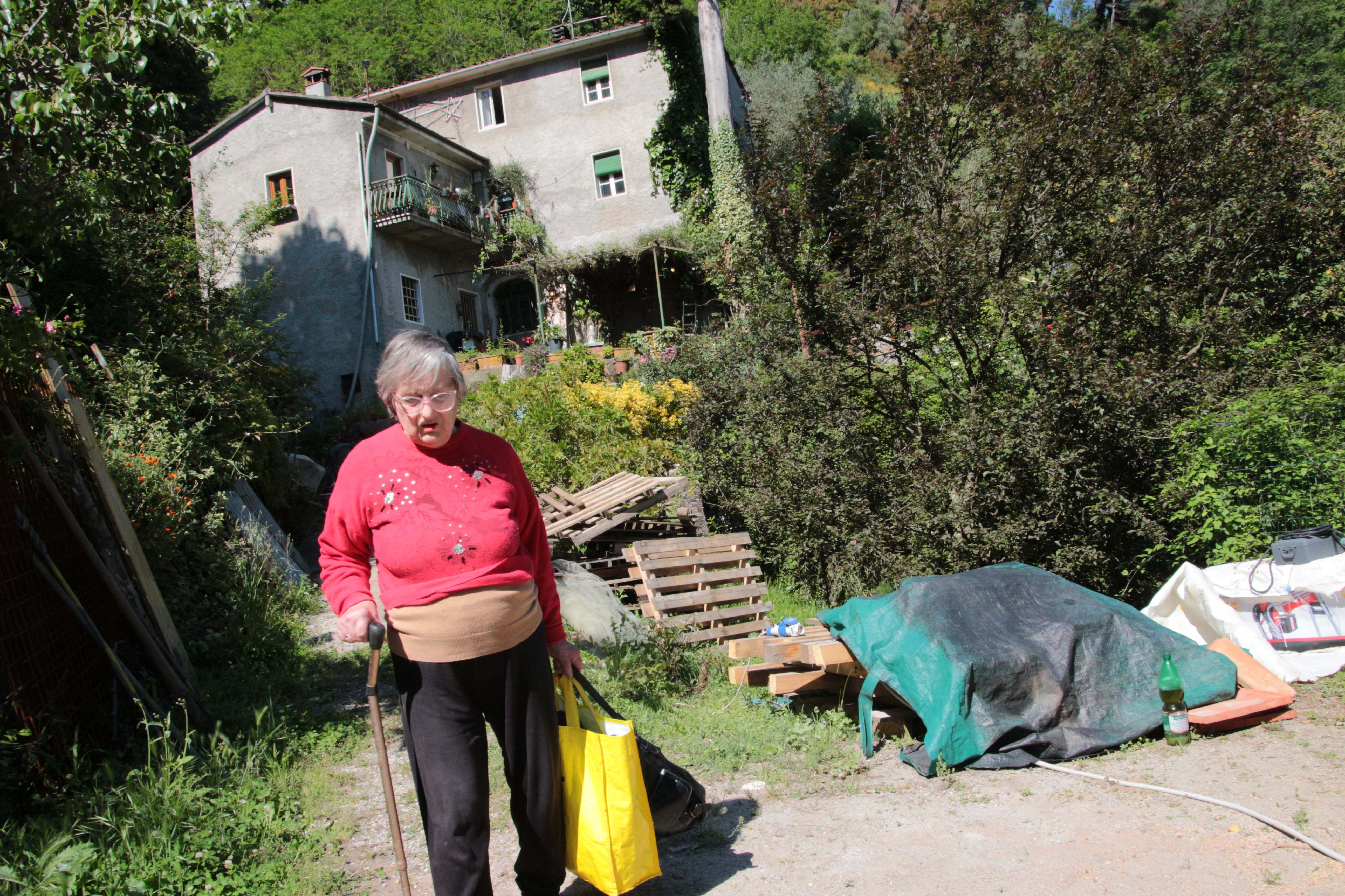 Vittima di un agguato sotto casa, lo ha soccorso la mamma: «Così l'ho salvato» 