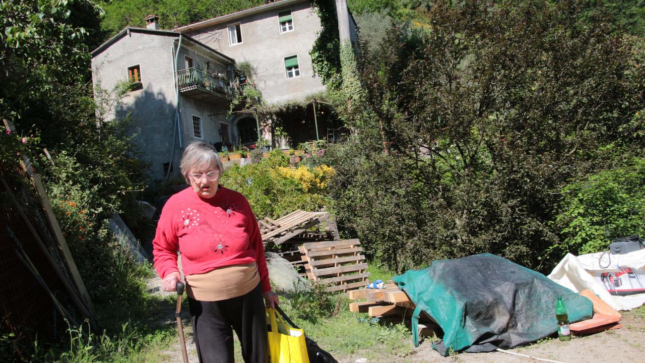 Vittima di un agguato sotto casa, lo ha soccorso la mamma: «Così l'ho salvato»