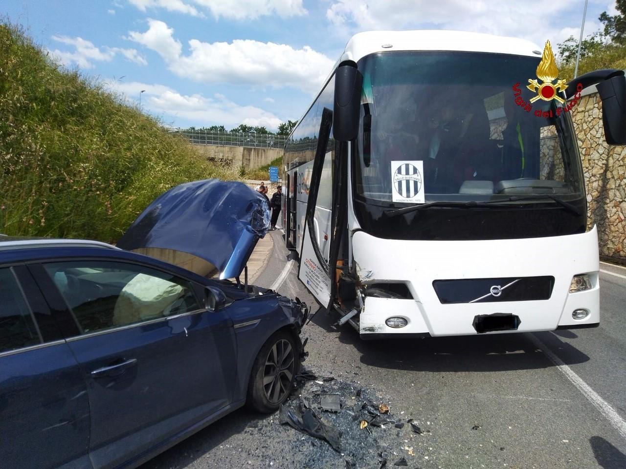 Paura a Paganico: auto contro il pullman di una squadra di calcio giovanile