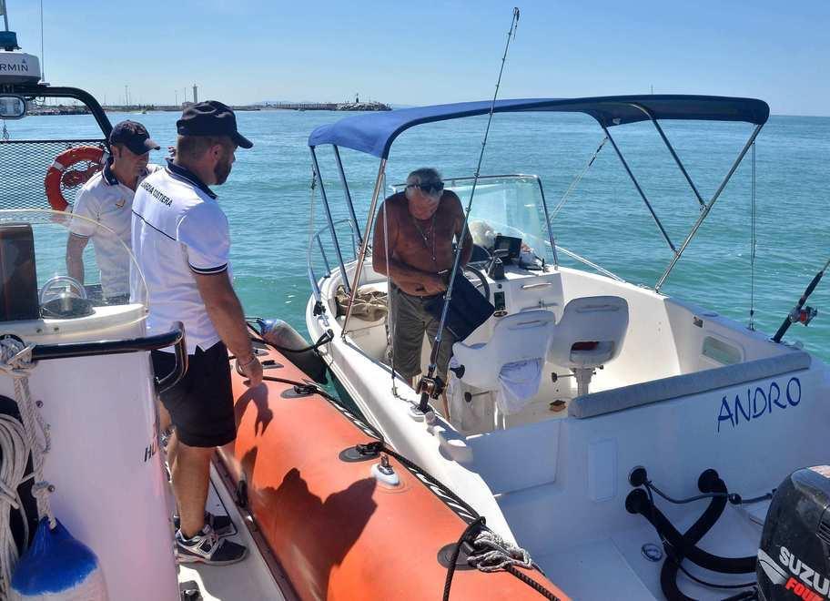 Nuove regole in mare: limite di velocità in barca e stop ombrelloni abusivi 