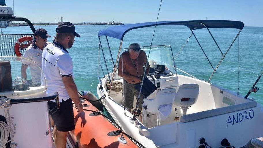 Nuove regole in mare: limite di velocità in barca e stop ombrelloni abusivi